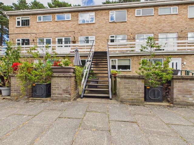 3 bedroom maisonette for sale