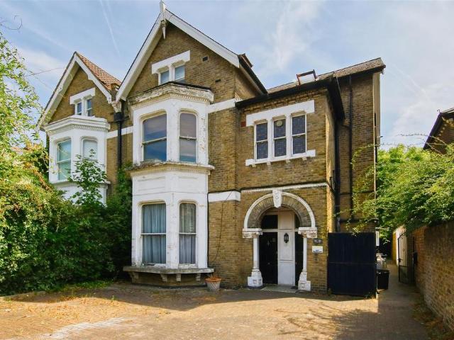 3 bedroom maisonette for sale