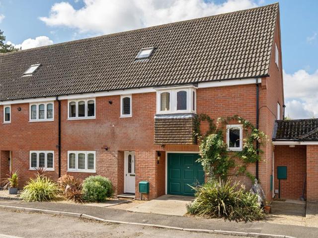 3 bedroom maisonette for sale