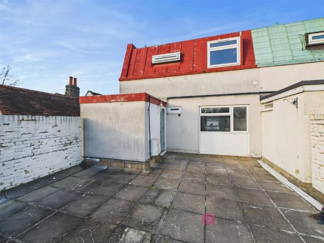 3 bedroom maisonette for sale