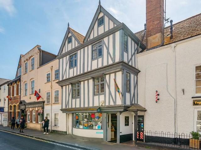 3 bedroom maisonette for sale