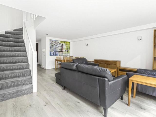 3 bedroom maisonette for sale