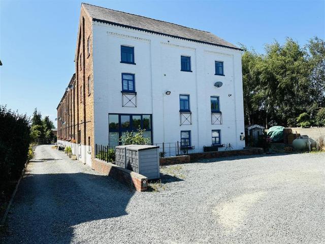 3 bedroom maisonette for sale