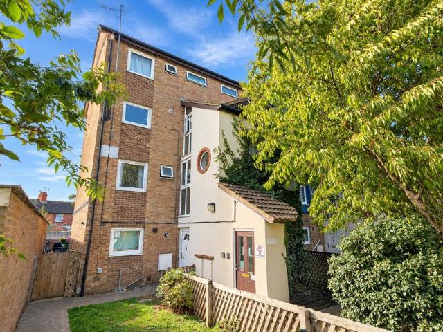3 bedroom maisonette for sale