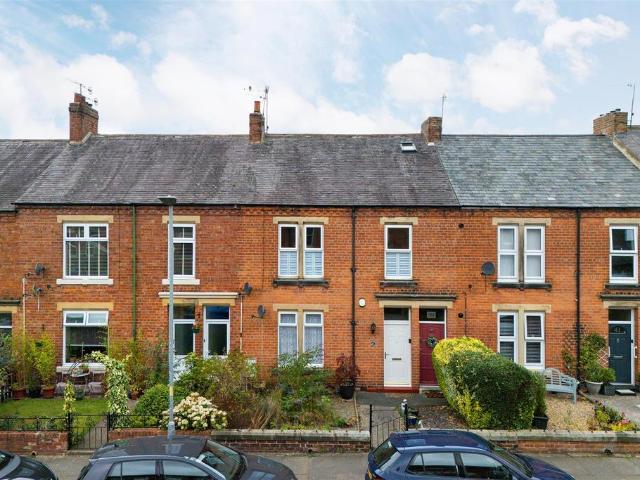 3 bedroom maisonette for sale