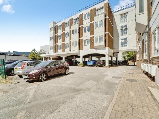 3 bedroom maisonette for sale