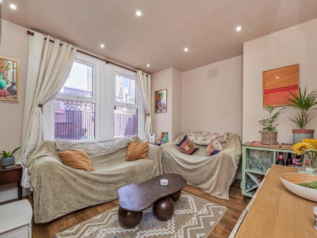 3 bedroom maisonette for sale