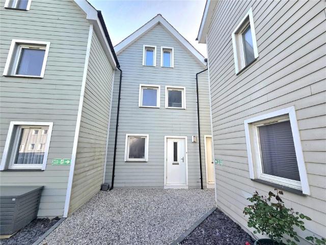 3 bedroom maisonette for sale