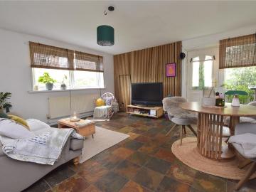 3 bedroom maisonette for sale