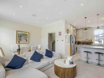 3 bedroom maisonette for sale