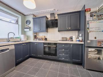 3 bedroom maisonette for sale