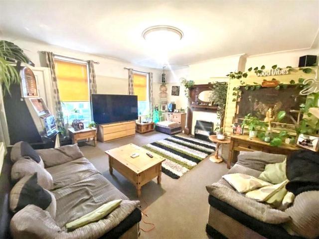 3 bedroom maisonette for sale