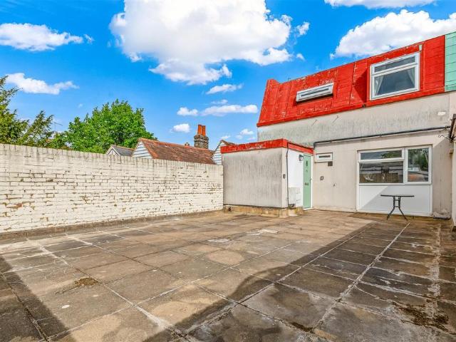 3 bedroom maisonette for sale