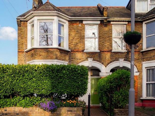 3 bedroom maisonette for sale