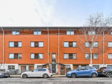 3 bedroom maisonette for sale