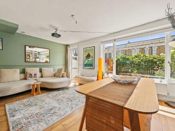3 bedroom maisonette for sale