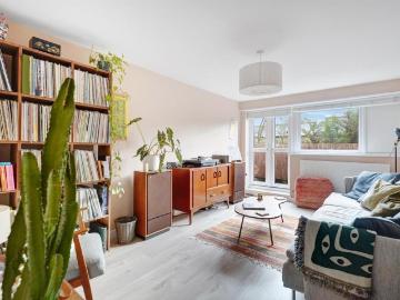3 bedroom maisonette for sale