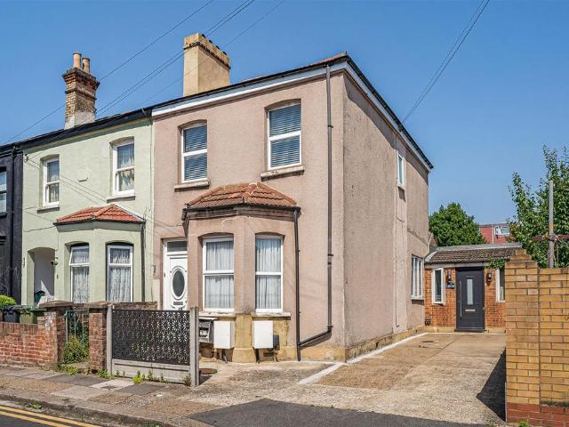 3 bedroom maisonette for sale