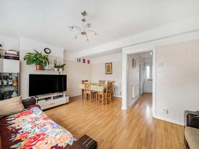 3 bedroom maisonette for sale