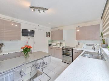 3 bedroom maisonette for sale