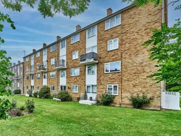 3 bedroom maisonette for rent in The Ridgeway, St Albans, Hert.