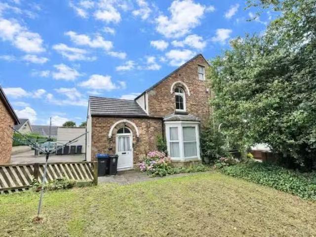 3 bedroom maisonette for rent in High Street, Willington, Croo.