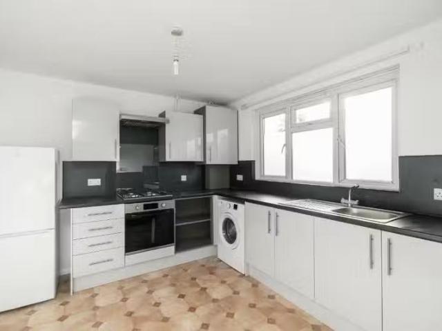 3 bedroom maisonette for rent in Orion Parade, Hassocks, West.