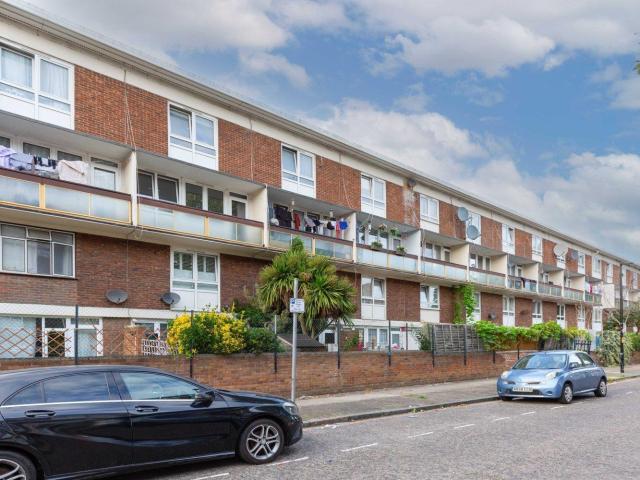 3 bedroom maisonette flat for rent in Bow, E3