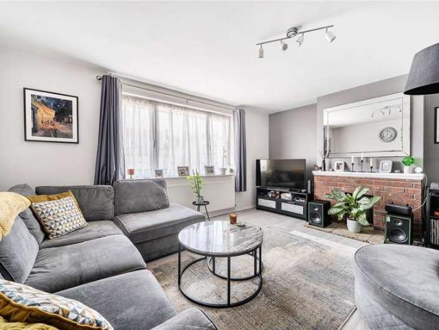 3 Bedroom Maisonette Flat