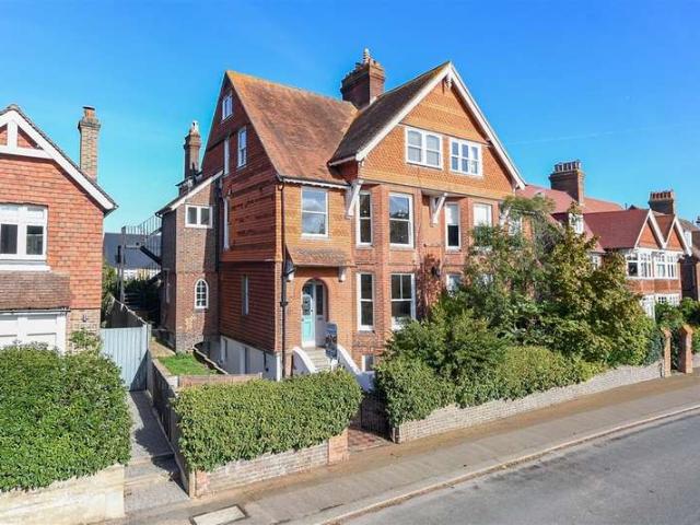 3 Bedroom Maisonette Flat
