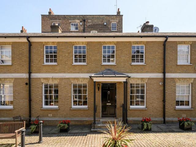 3 bedroom mews to rent