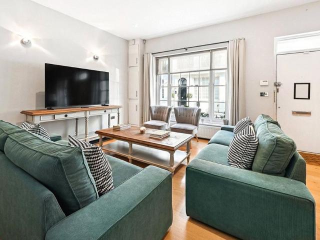 3 bedroom mews to rent