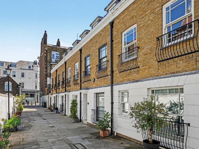 3 bedroom mews for sale