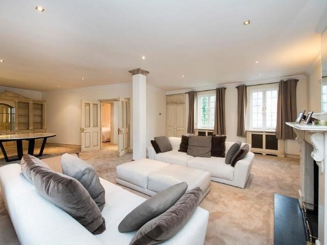 3 Bedroom Mews, Pont Street Mews, Knightsbridge