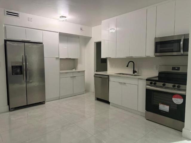 3 bedroom, Miami Beach FL 33154 105989156