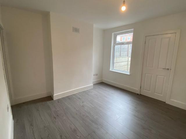 3 bedroom Mid Terraced House to let
