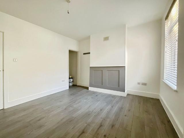 3 bedroom Mid Terraced House to let