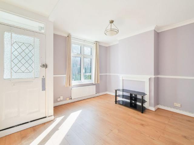 3 bedroom mid terraced house to rent