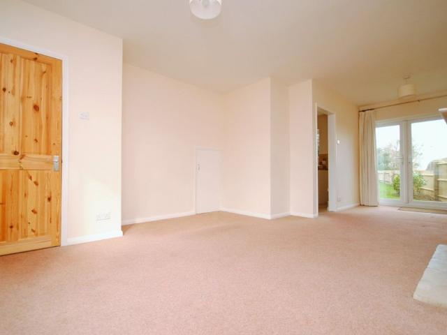 3 Bedroom Mid Terraced House To Rent