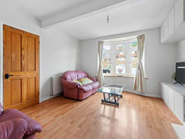 3 bedroom mid terraced house to rent