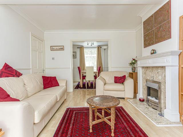 3 bedroom mid terraced house to rent