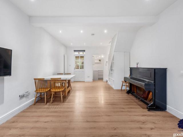 3 bedroom mid terraced house to rent