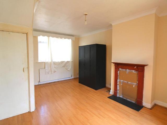 3 Bedroom MID TERRACED To Let