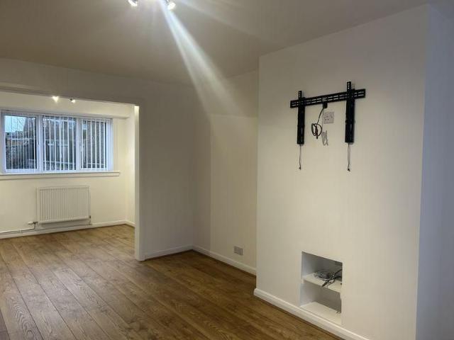 3 bedroom semi detached villa to rent