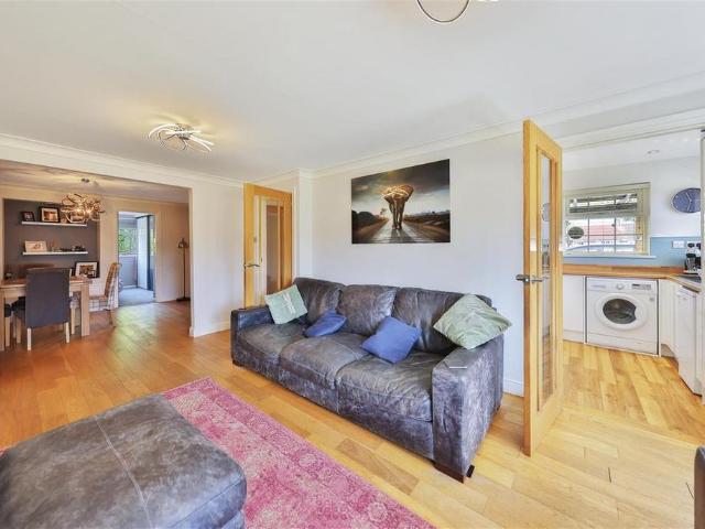 3 bedroom semi detached bungalow to rent