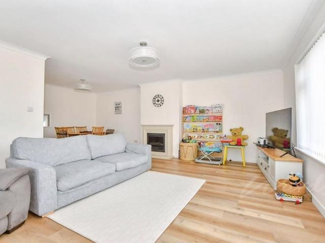 3 bedroom semi detached bungalow to rent