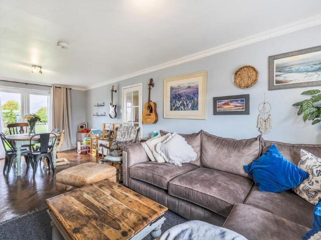3 bedroom semi detached bungalow to rent