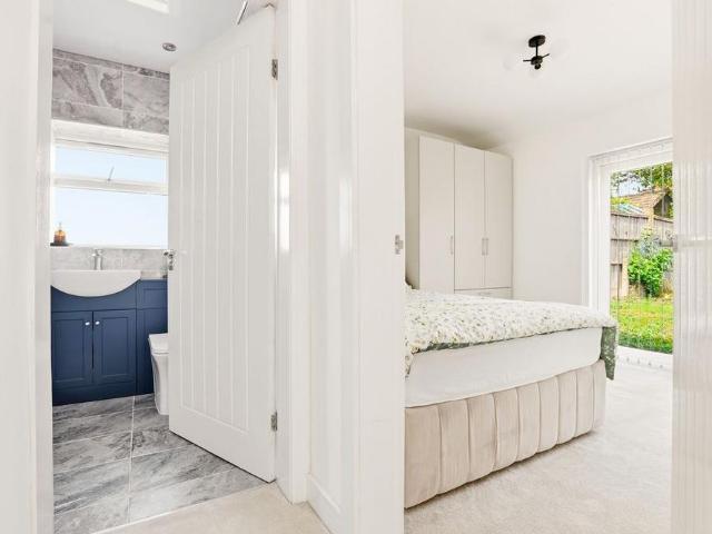 3 bedroom semi detached bungalow to rent