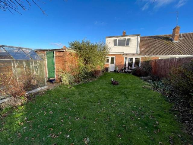 3 bedroom semi detached bungalow to rent
