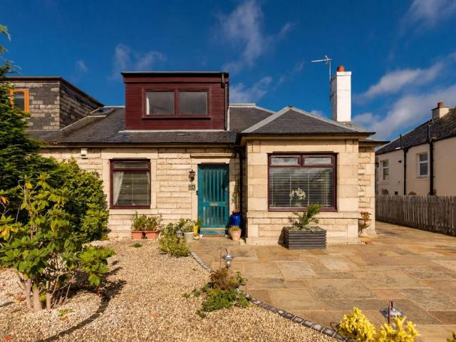 3 bedroom semi detached bungalow for sale